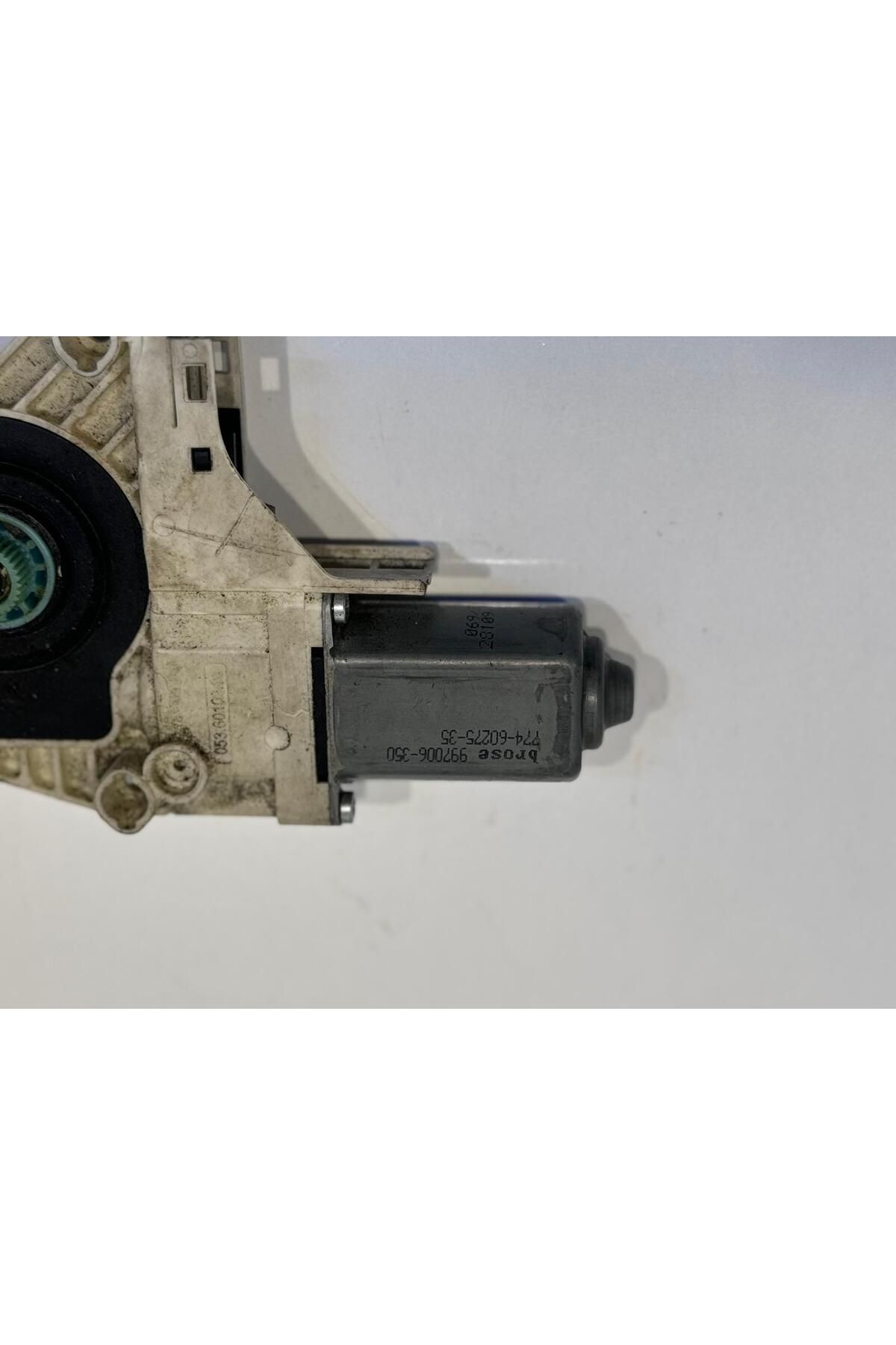 8K0959812B AUDİ A4 A5 SAĞ ARKA CAM MOTORU 8K0959812B AUDİ A4 A5 SAĞ ARKA CAM MOTORU