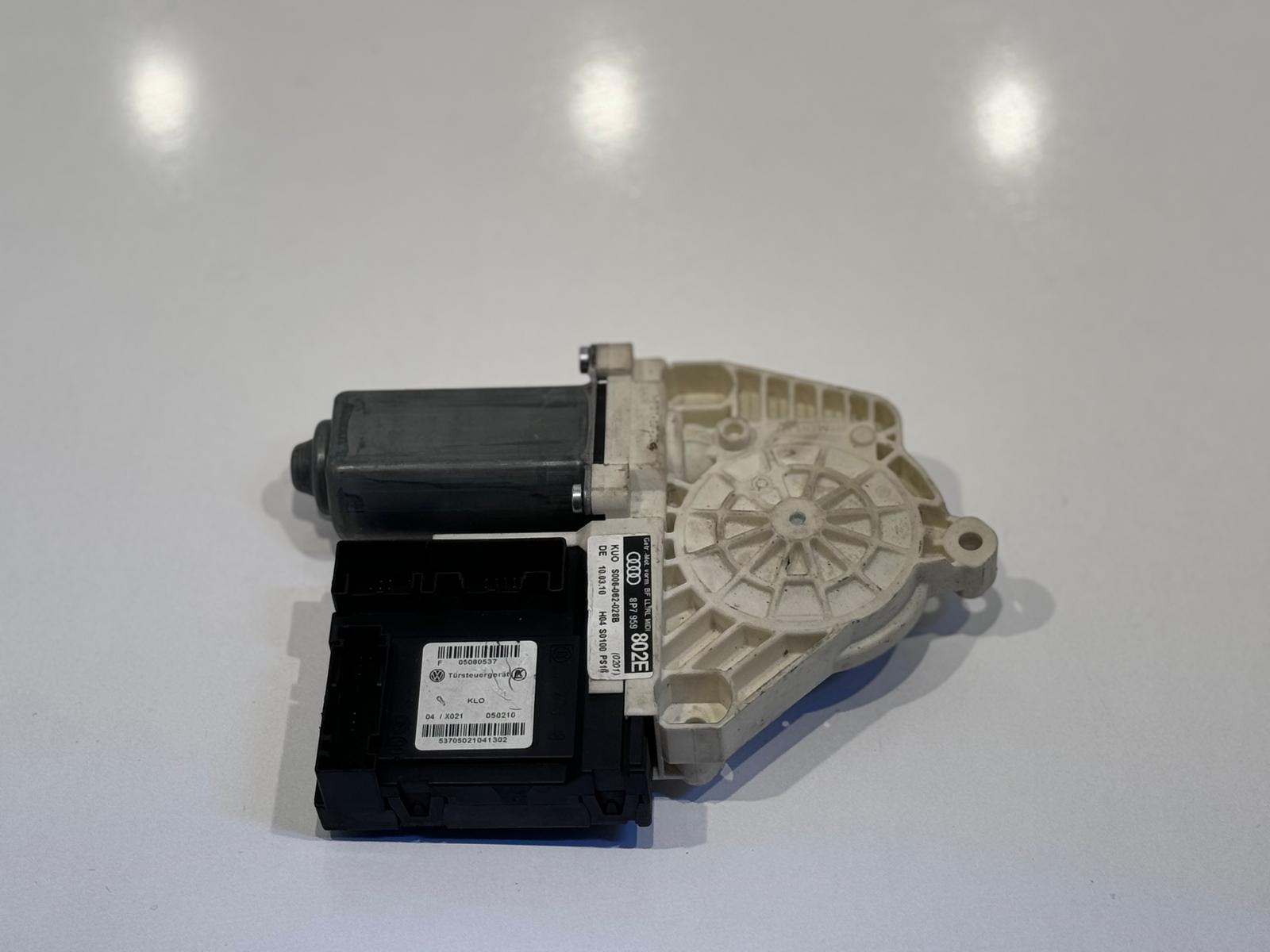 8P7959802E AUDİ A3 2008-12 SAĞ ÖN CAM MOTORU 8P7959802E AUDİ A3 2008-12 SAĞ ÖN CAM MOTORU
