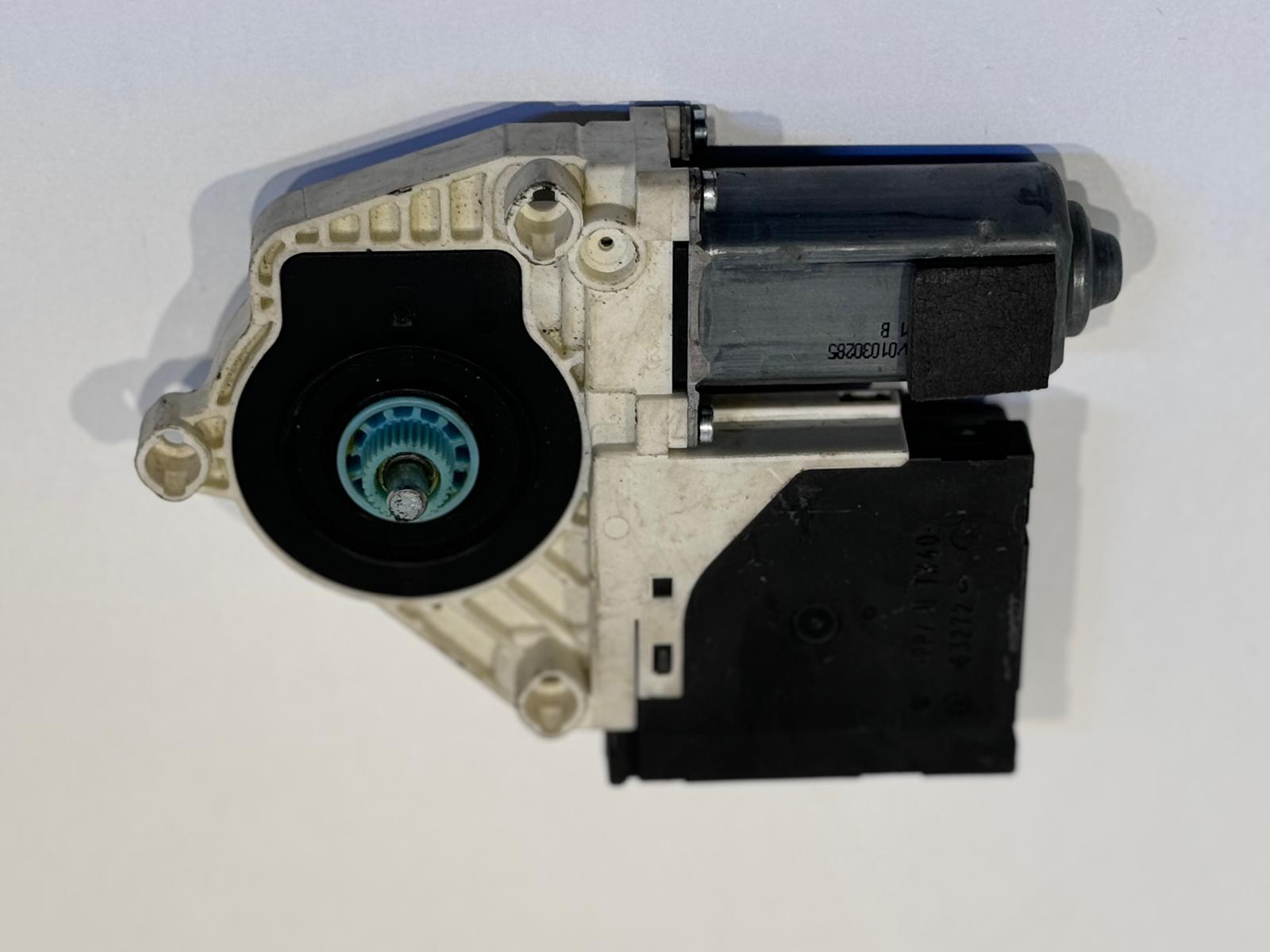 8P7959802E AUDİ A3 2008-12 SAĞ ÖN CAM MOTORU 8P7959802E AUDİ A3 2008-12 SAĞ ÖN CAM MOTORU
