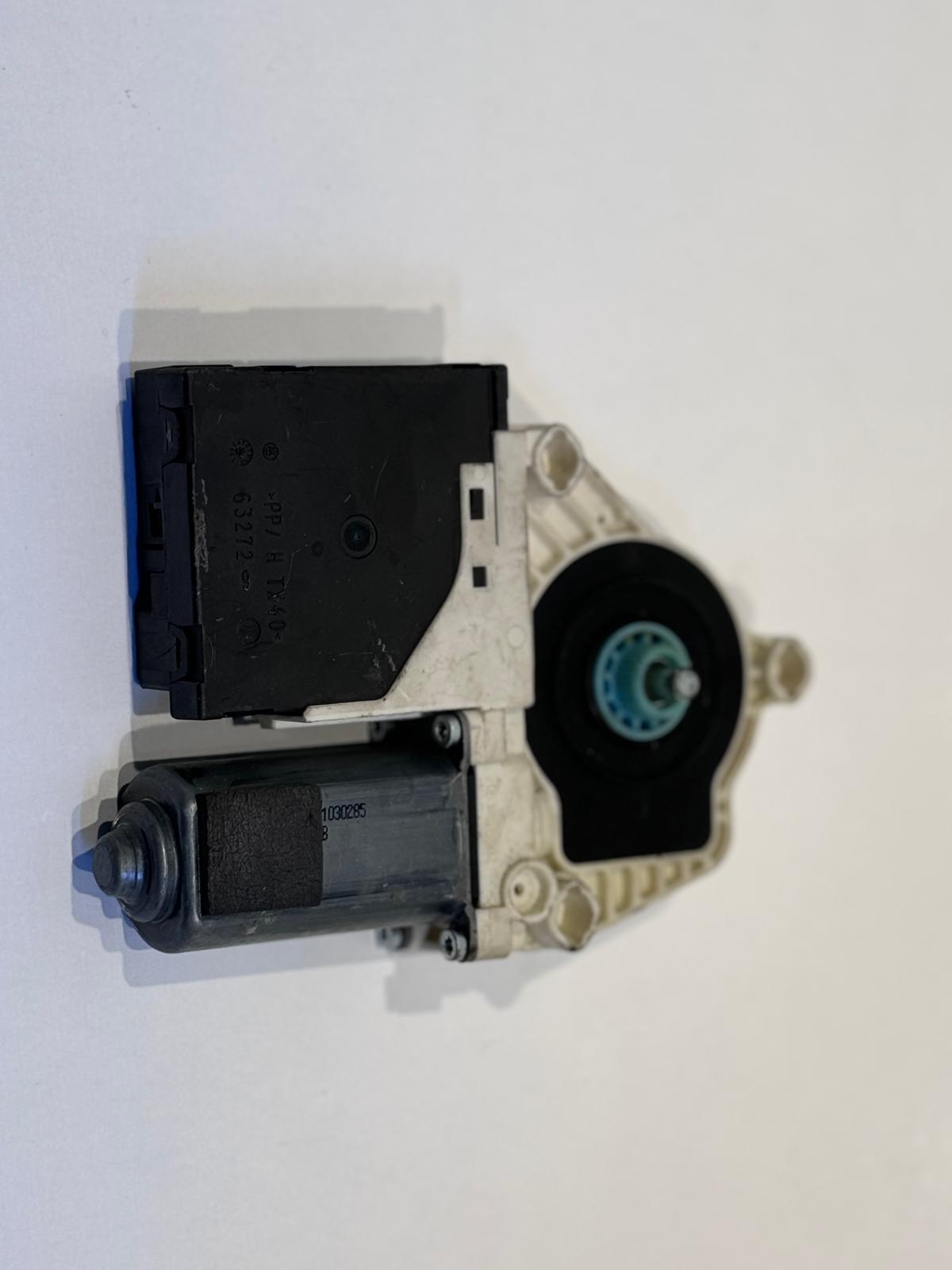 8P7959802E AUDİ A3 2008-12 SAĞ ÖN CAM MOTORU 8P7959802E AUDİ A3 2008-12 SAĞ ÖN CAM MOTORU