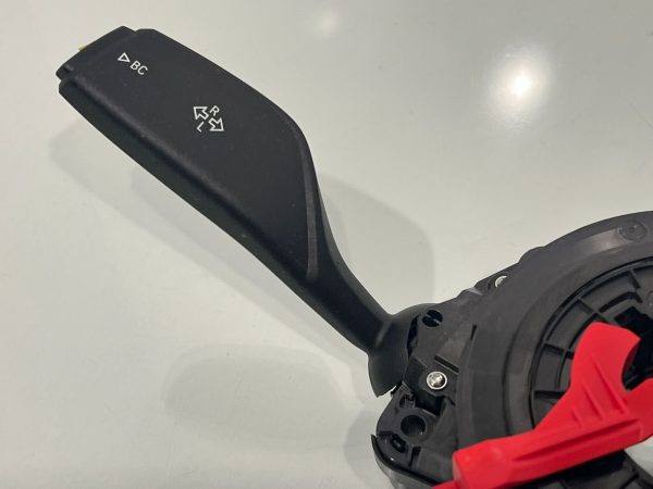 BMW F40 G31 G01 G08 Zemberek, Sinyal ve Silecek Kolu – Parça No: 5A596D4. Orijinal BMW direksiyon ve gösterge sistemi yedek parçası.