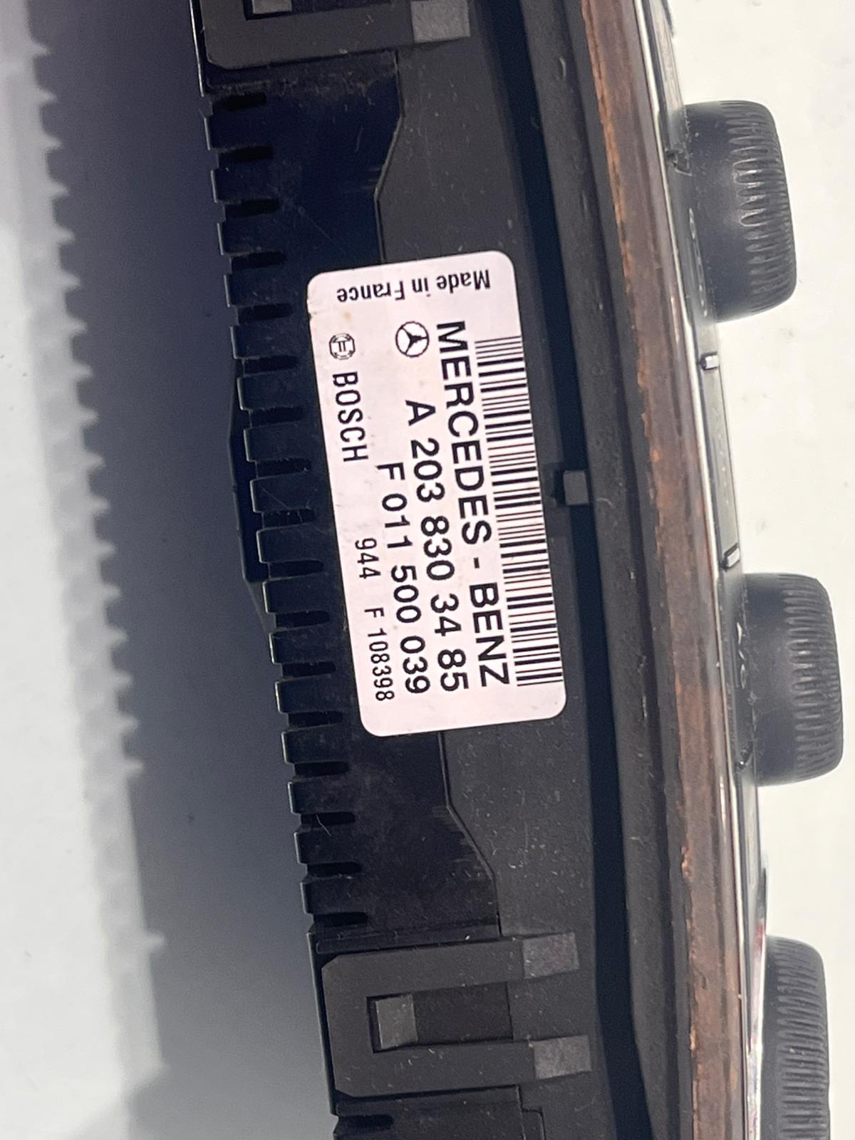Mercedes C Serisi Klima Kontrol Paneli – Parça No: A2038303485. Orijinal klima kontrol paneli yedek parçası.