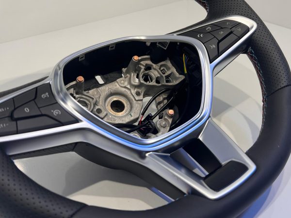 Renault Megane IV ve Clio V direksiyon simidi – Parça No: 484009333R, orijinal OEM yedek parça.