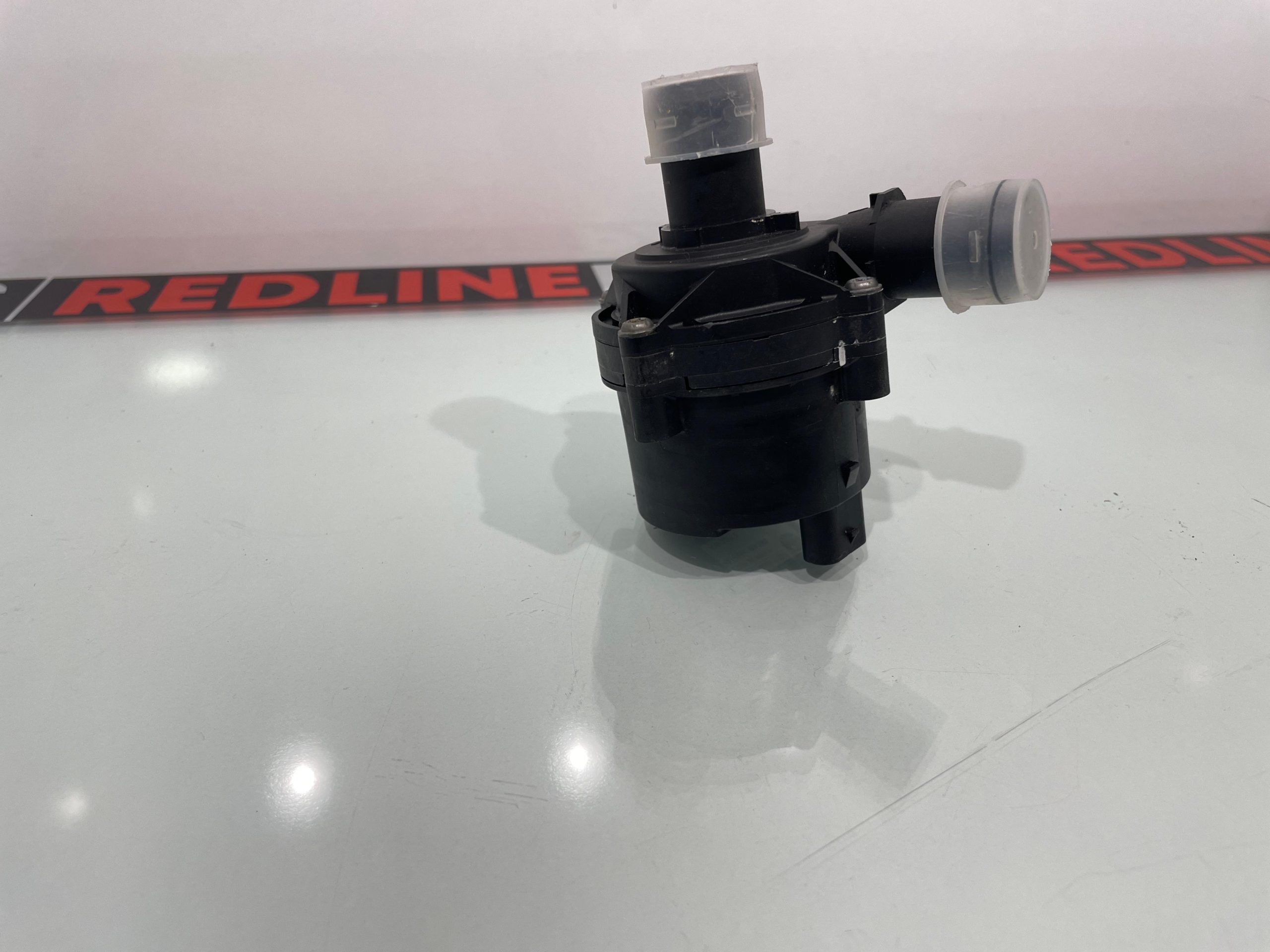 Volkswagen Ek Su Pompası – Parça No: 5Q0965567A / 5Q0965567J / 5Q0965561B. Orijinal VW yedek parçası.